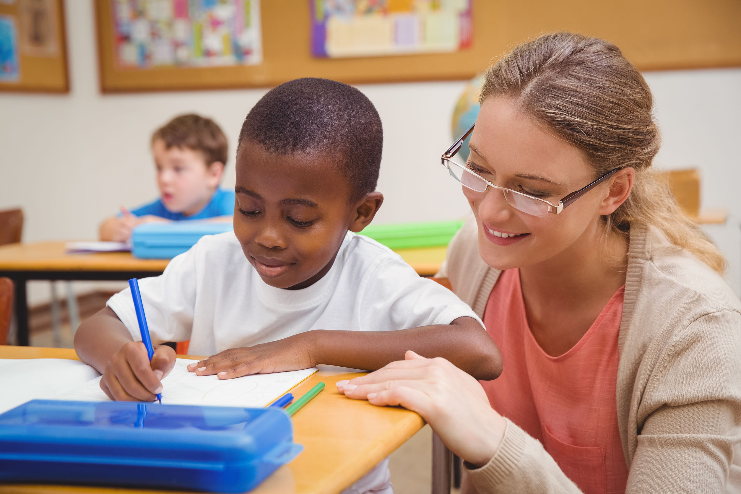 Teach help. Help your child succeed in Elementary School иконка. Helping teachers from Zoom. Ученик ищет инфу учитель помогает. Onion cookies eerie Classroom pupil.